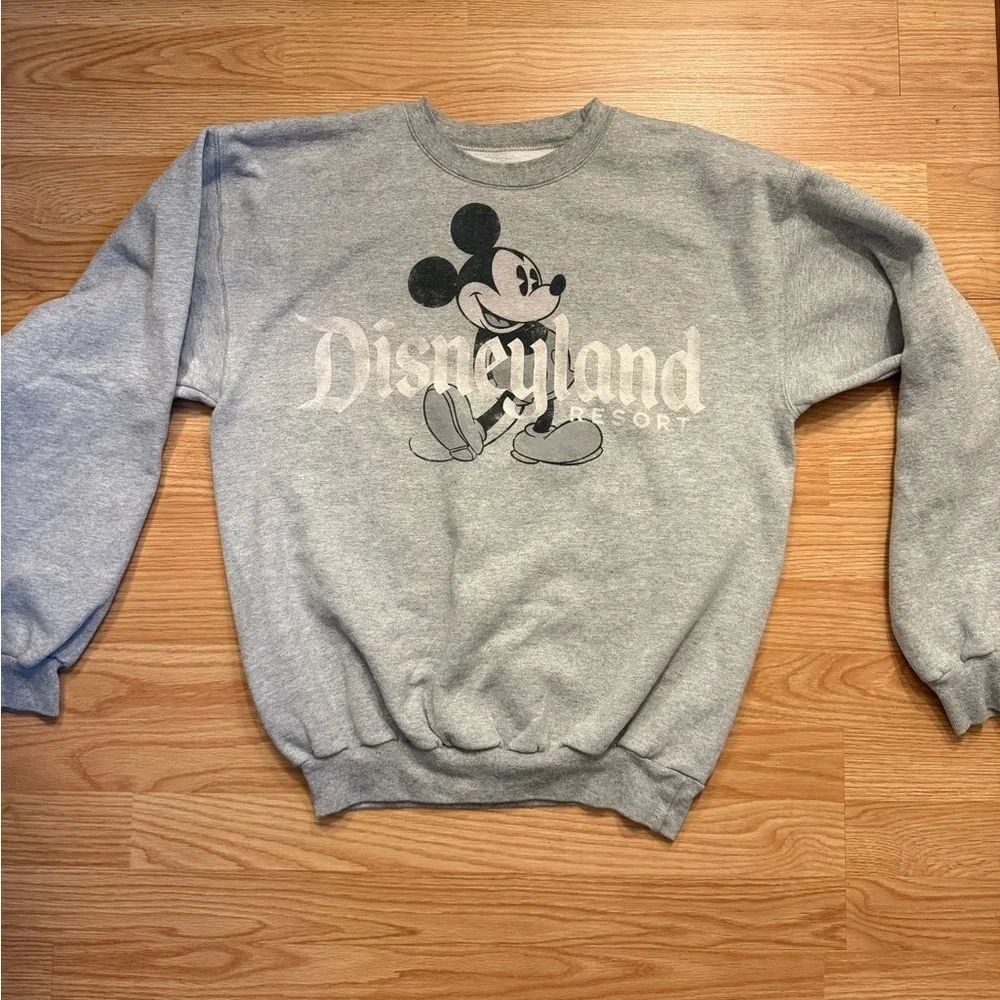 Vintage Mickey Mouse Graphic Gray Long Sleeve Disneyland Resort Sweatshirt Med